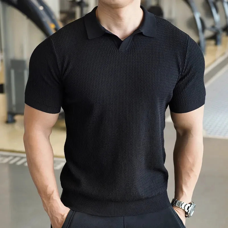 Detail van een elegant heren poloshirt met slim fit pasvorm. Deze stijlvolle top is perfect voor de zomer.