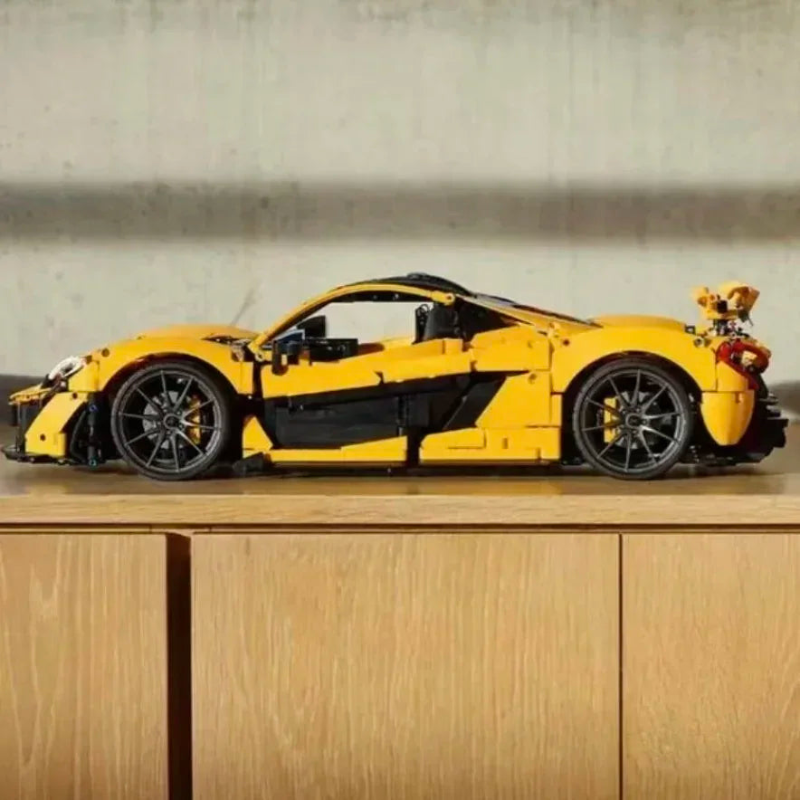 Gemonteerd displaymodel van de Formule 1 raceauto bouwset, toont realistische sportauto details.