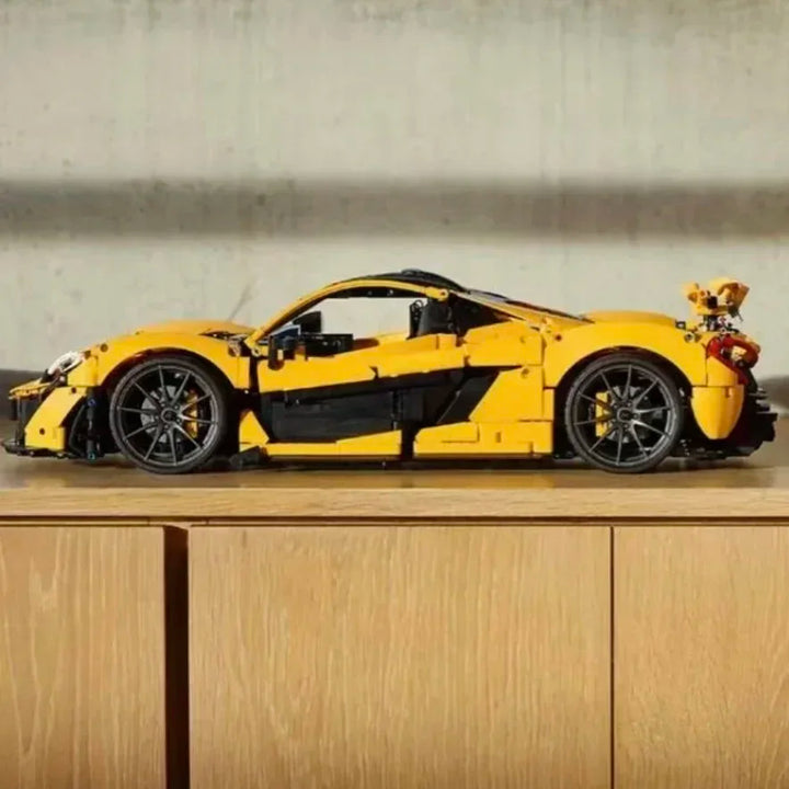 Gemonteerd displaymodel van de Formule 1 raceauto bouwset, toont realistische sportauto details.