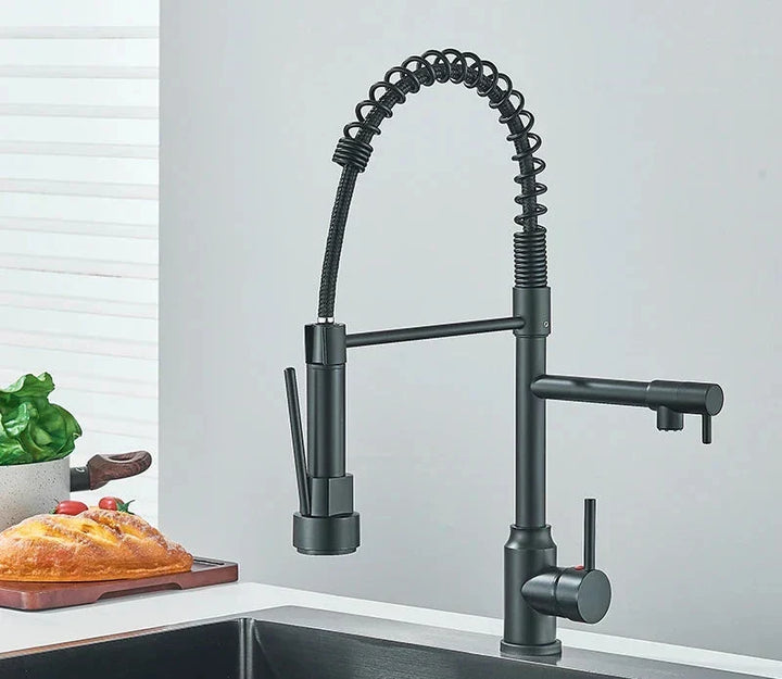 Moderne RVS keukenkraan met 360° draaifunctie in chroom. Flexibele mengkraan voor elke keuken gootsteen.