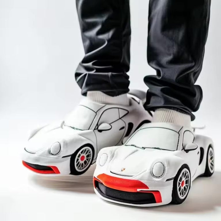 Zachte, warme heren pantoffels met cool sportauto design. Ideale slippers voor koude winteravonden thuis.