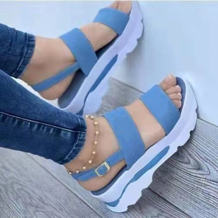 Close-up van trendy dames plateau sandalen in zomers design. Accent op de comfortabele bandjes en zool.