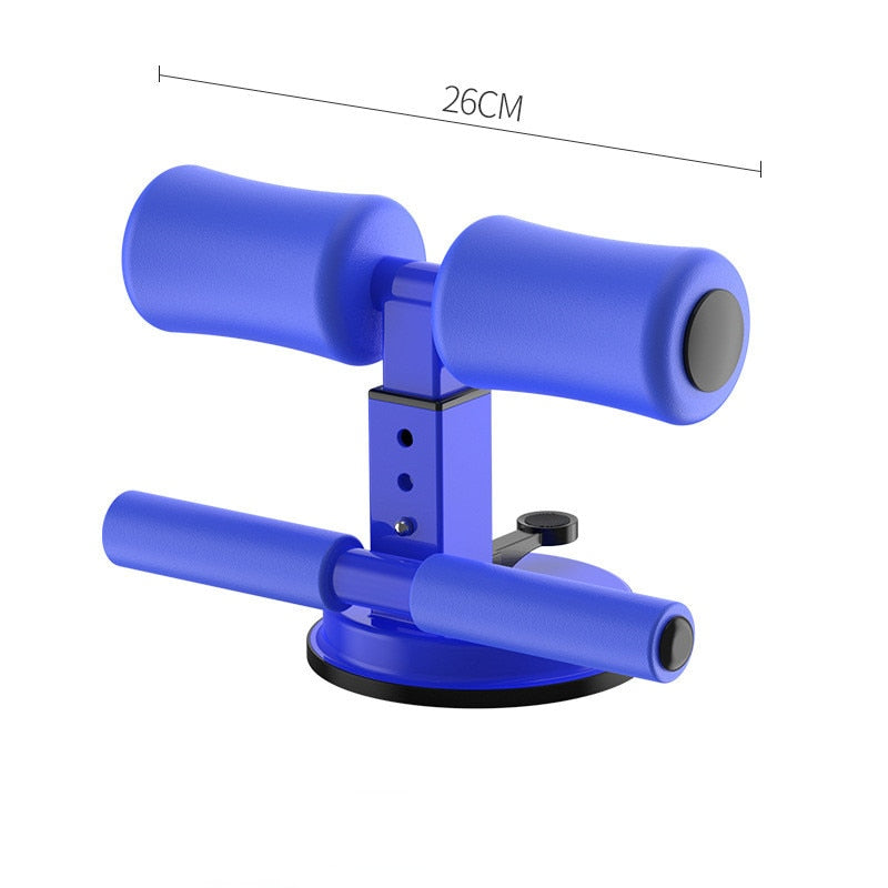 Man traint buikspieren en core met dit compacte fitness apparaat, perfect voor opdrukken en stretchen.