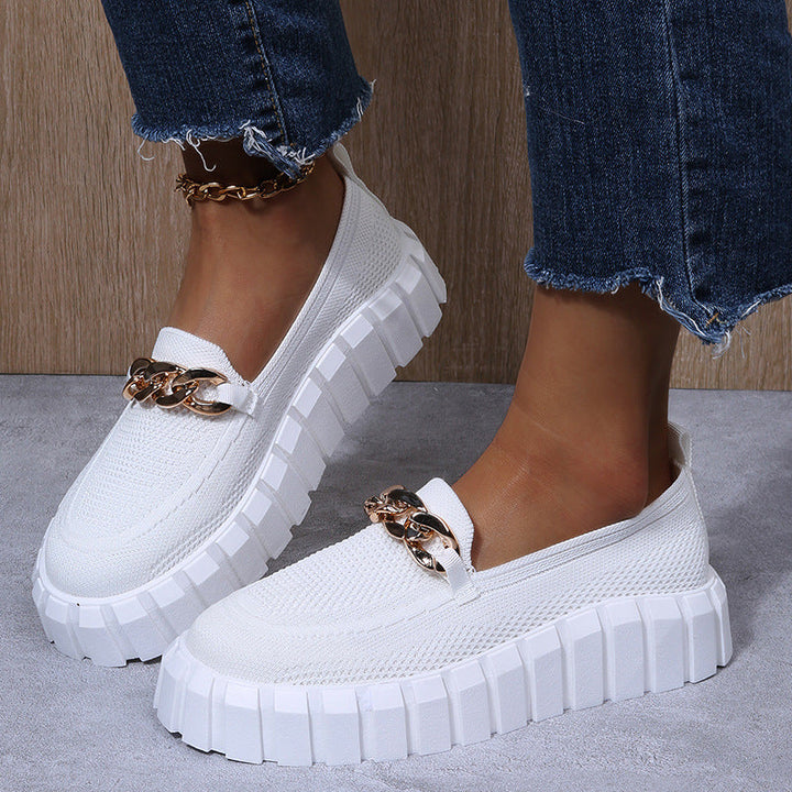 Khaki luchtige dames instappers. Comfortabele slip-on zomerschoenen van ademend mesh met platte zool voor dagelijks gebruik.