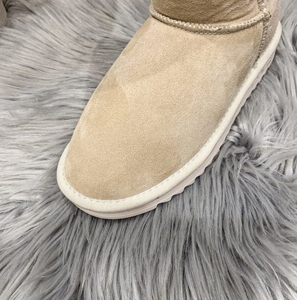 Stijlvolle beige dames winterlaarzen, heerlijk warm en zacht gevoerd, perfect als comfortlaarzen.