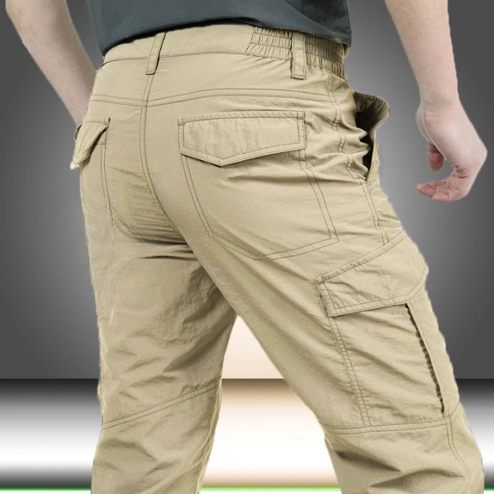 Casual Heren Cargo Broek Eddy gedragen door een man in zijn vrije tijd, stijlvol en robuust. Ideaal voor dagelijks comfort.