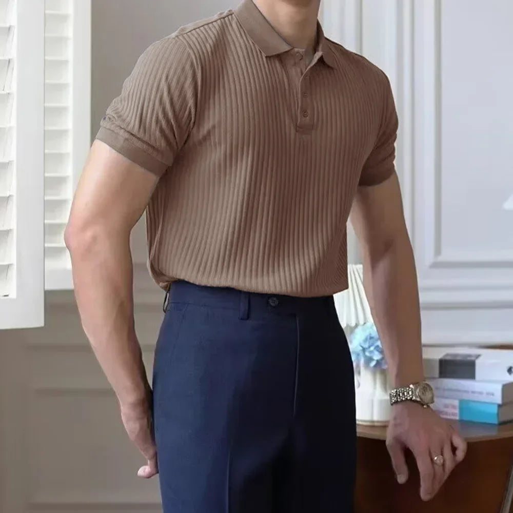 Volledig beeld van een gestructureerde slim fit herenpolo, comfortabel en stijlvol voor moderne heren bovenkleding.