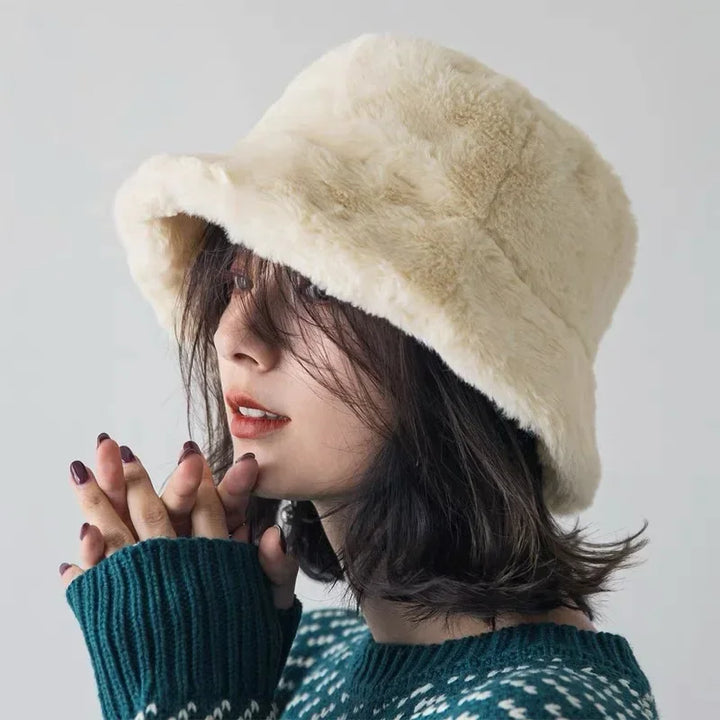 Dames buckethat Lorna van zacht imitatiebont, een warm accessoire voor de winter.
