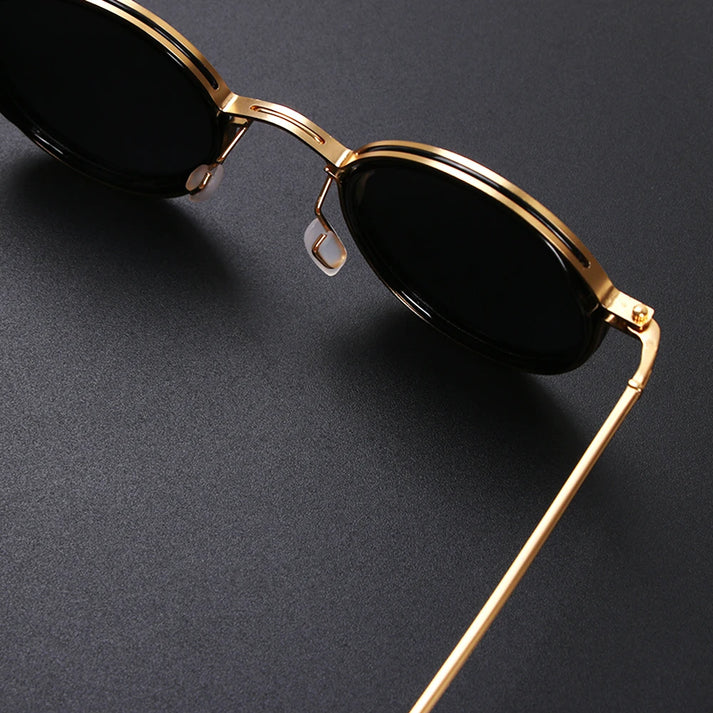 Helder zicht met deze unisex gepolariseerde zonnebril, voorzien van een elegant metalen frame en UV400.