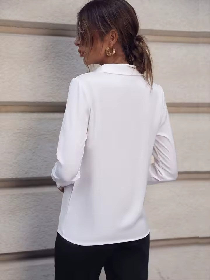 Veelzijdige effen dames blouse met lange mouwen en klassieke kraag, makkelijk te stylen.