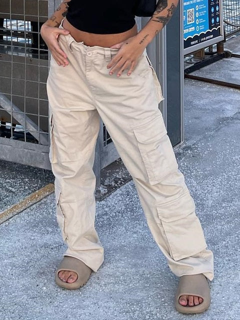 Trendy beige Mila cargo damesbroek, comfortabel en modieus voor een eigentijdse look.
