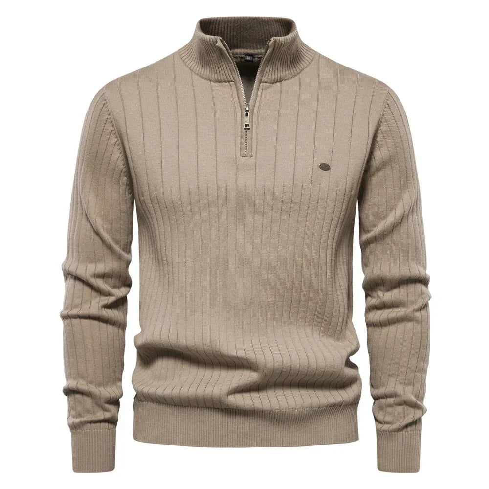 Man draagt warme heren pullover met rits, opstaande kraag en gestructureerde katoenen stof, smart casual.
