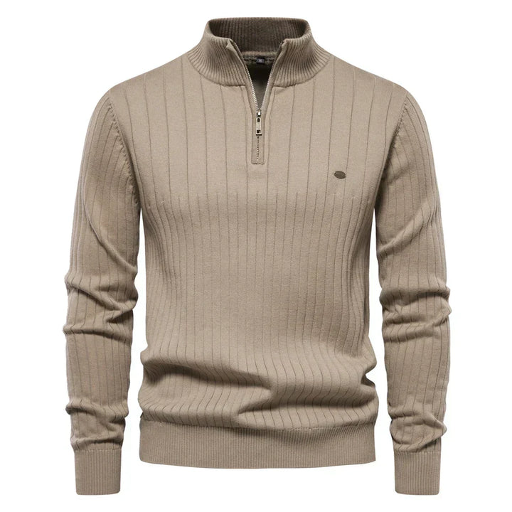 Man draagt warme heren pullover met rits, opstaande kraag en gestructureerde katoenen stof, smart casual.