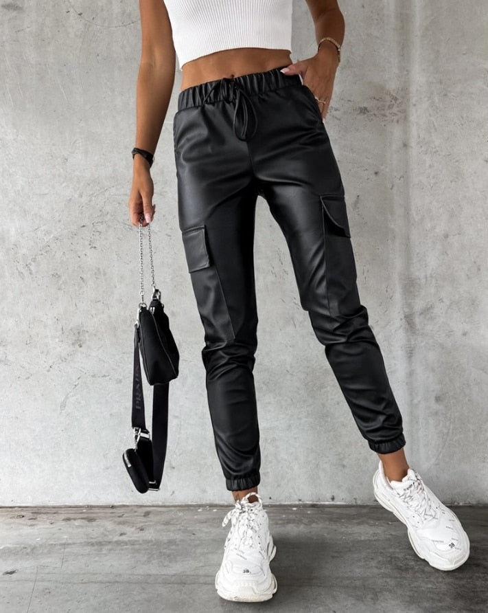 Trendy slim fit dames cargo broek met handige zakken. Perfect voor najaar damesmode.