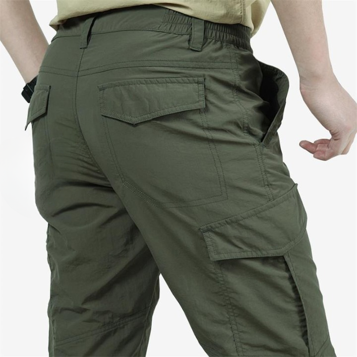 Man draagt comfortabele Heren Cargo Broek Eddy tijdens een wandeling in de natuur. Perfect voor outdoor avontuur.