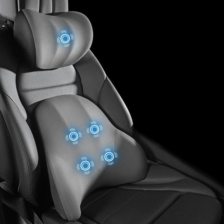Passagier geniet van ergonomische nek- en rugsteun met massagefunctie in de auto, voor ontspannen reis.