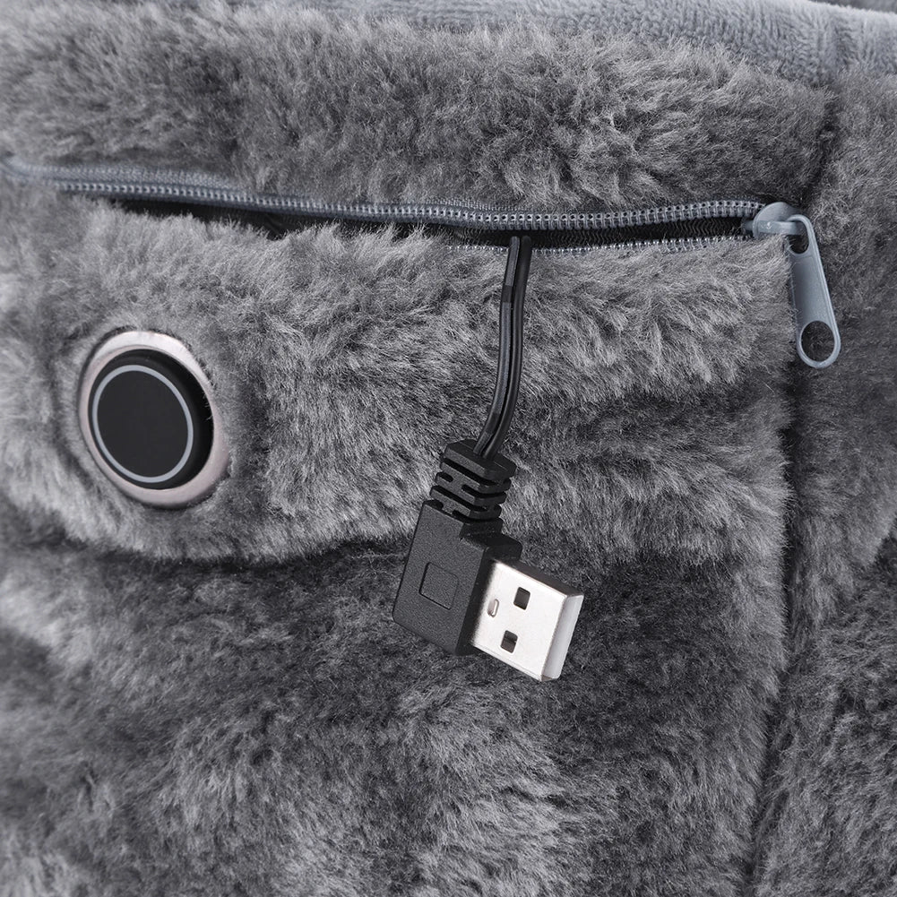 Dichte weergave van de zachte pluche binnenkant van de elektrische USB-pantoffels, perfect tegen winterkou.