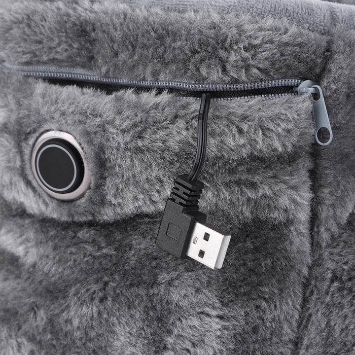 Dichte weergave van de zachte pluche binnenkant van de elektrische USB-pantoffels, perfect tegen winterkou.