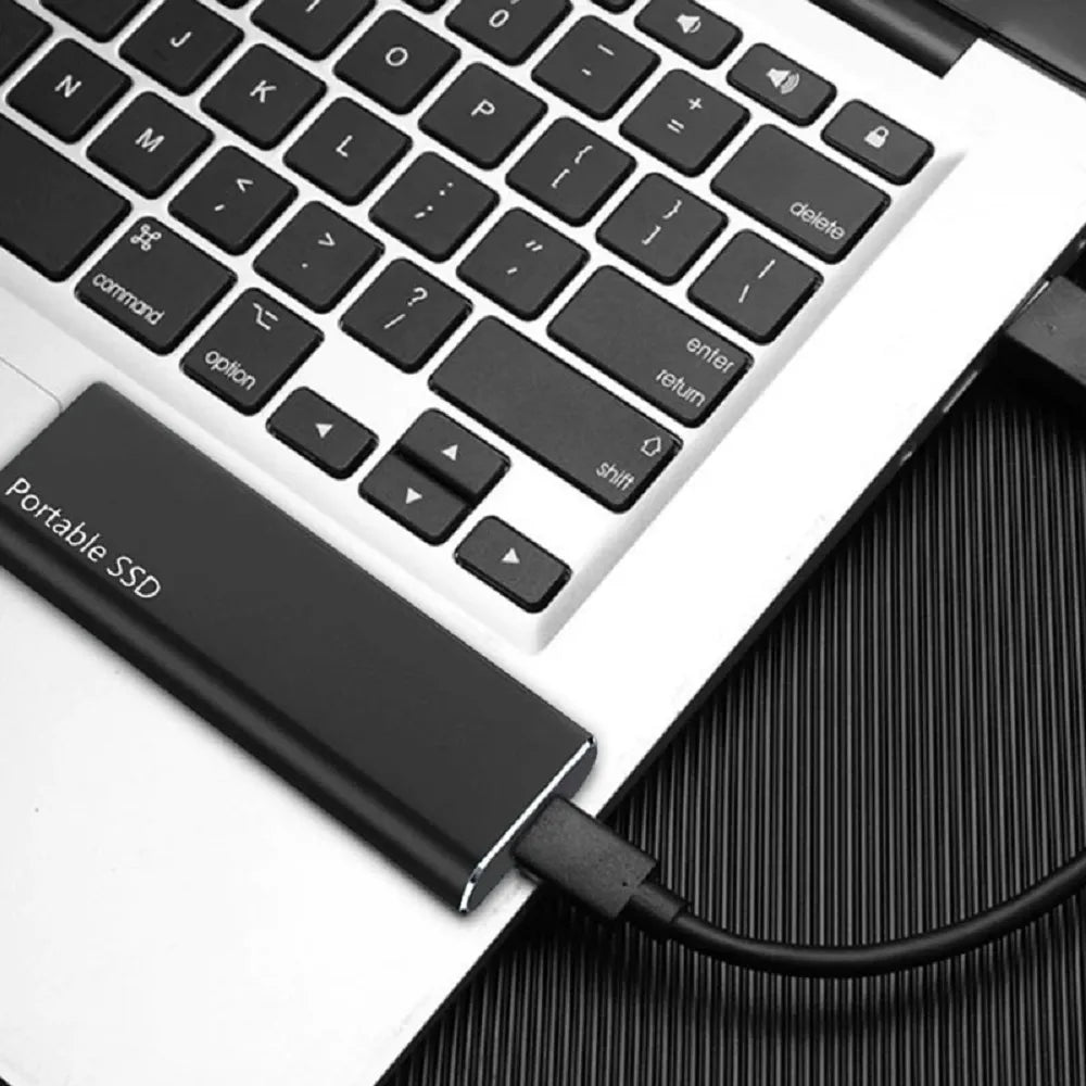 Blauwe ultradunne 4TB harde schijf met USB-C. Snelle externe opslag voor bestanden en belangrijke gegevens.