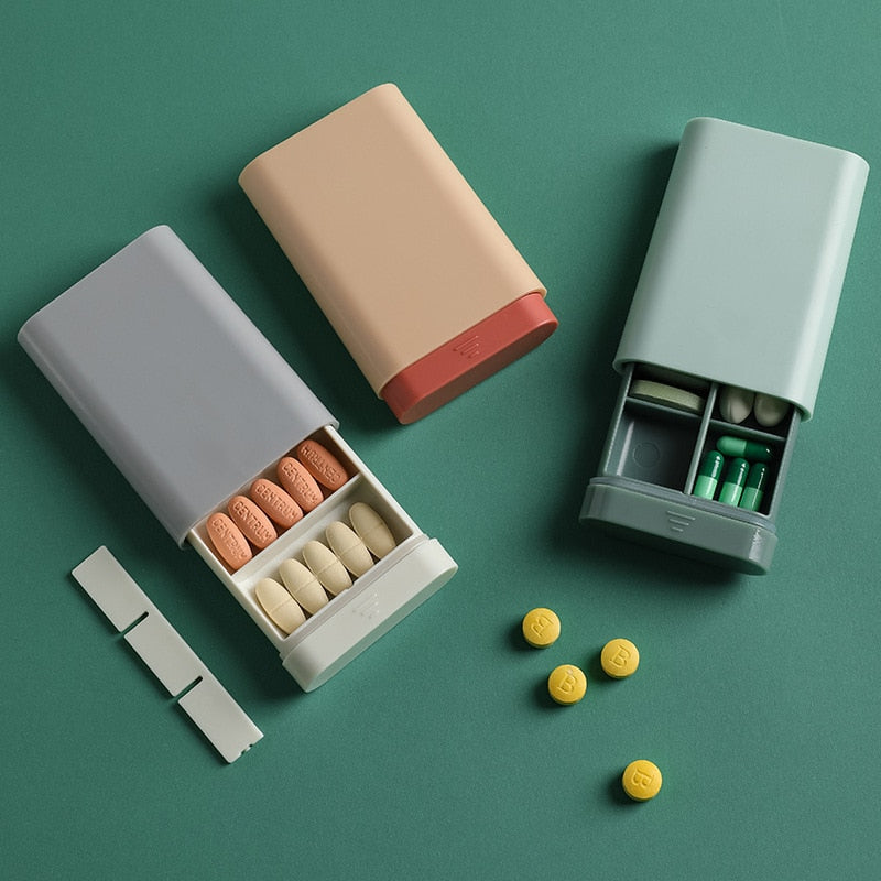 Roze medicijndoosje, compact opbergsysteem voor reis en gezondheid, past in elke tas.
