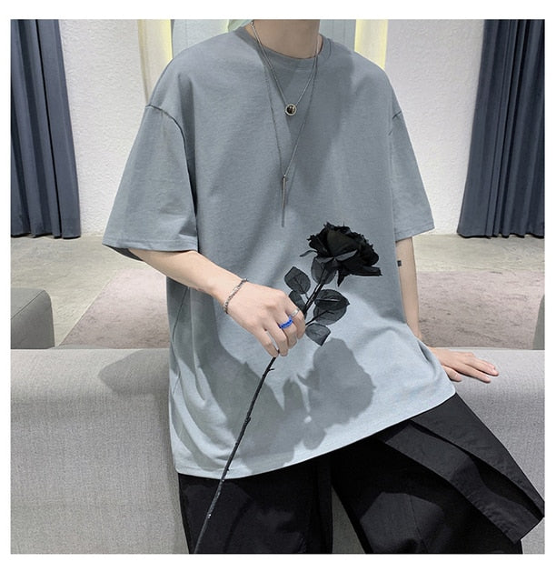 Close-up van het zachte materiaal van een heren oversized T-shirt. Comfortabele en ademende stof voor dagelijks gebruik.
