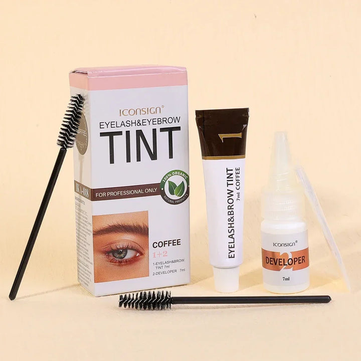 Zelf wimpers & wenkbrauwen tinten met deze complete semi-permanente kleurstof kit voor thuis.