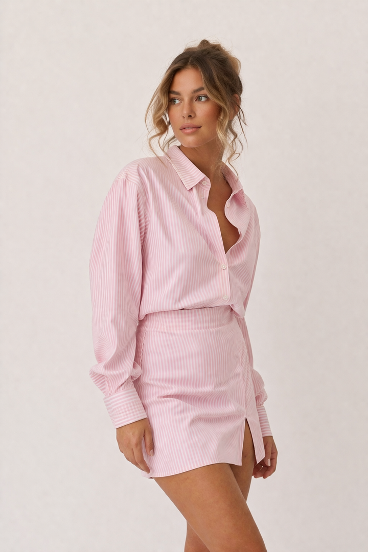 Stijlvol gestreept dames shirt van de tweedelige set, perfect voor een casual of stedelijke look.