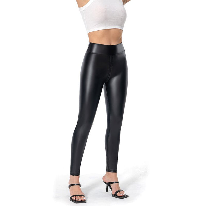 Zwarte slimfit damesbroek Lena van mat imitatieleer, met decoratieve ritssluiting achter en stretch.