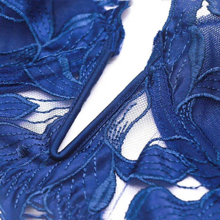 Dames sexy lingerie set van Frans kant. Diep V-decolleté push-up bh en bijpassende slip voor een sensuele touch.