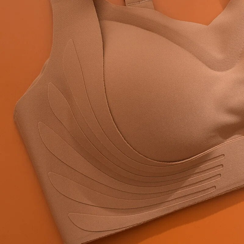 Beige naadloze liftende bh, onzichtbaar en voorgevormd voor optimale discretie.