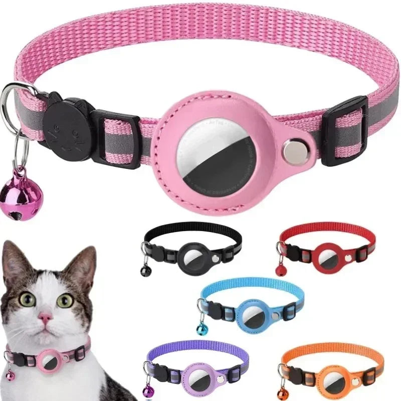Kat verkent de tuin met de compacte GPS tracker, voor veilige buitenavonturen.