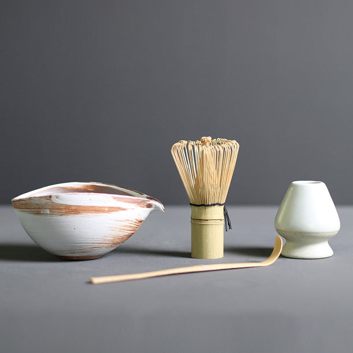 Complete matcha ceremoniële set met alle benodigdheden voor een traditionele Japanse thee-ervaring in de keuken.