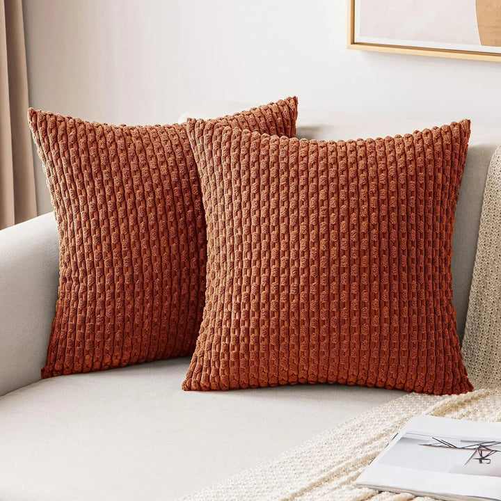 Decoratieve kussenhoes van zacht ribfluweel, stijlvol accent in elke interieur ruimte.