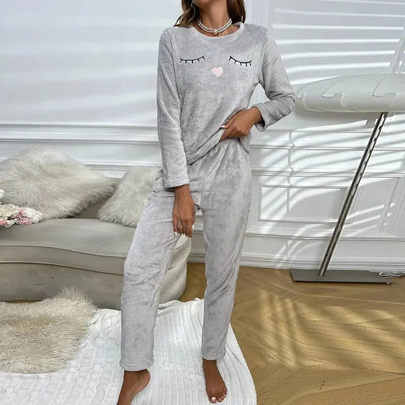 Comfortabele damespyjama van zachte polyester stof, warme winterslaap set en stijlvolle loungewear.