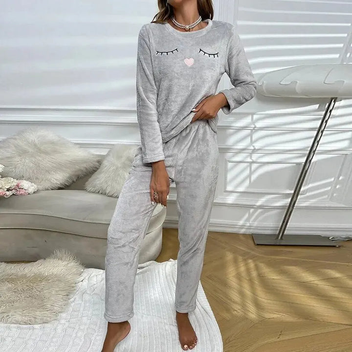 Comfortabele damespyjama van zachte polyester stof, warme winterslaap set en stijlvolle loungewear.