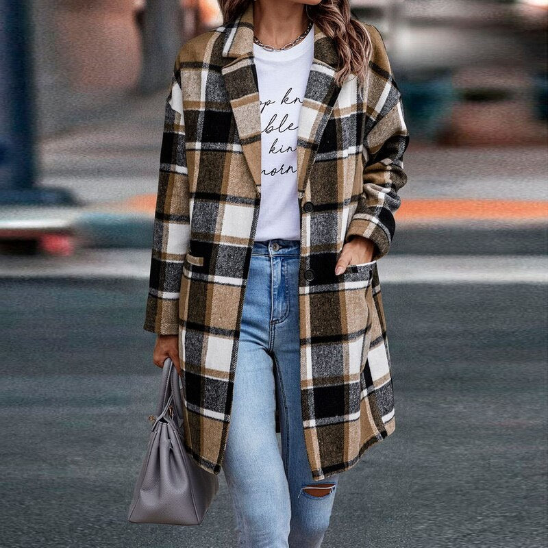 Vrouwelijke geruite jas casual gestyled, perfect voor comfortabele alledaagse mode. Veelzijdige dameskleding.