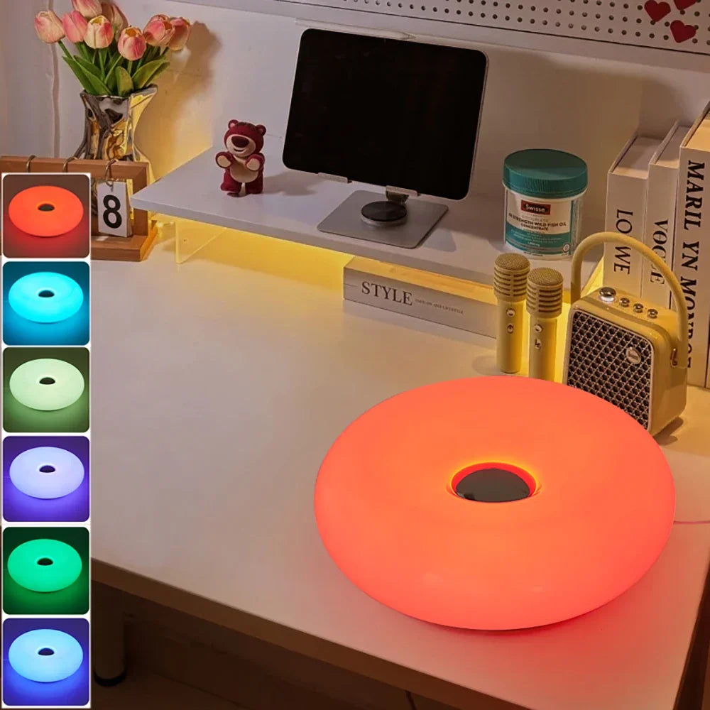 Hand activeert touch-bediening van AURORA GLO LED sfeerlamp voor dimmen en kleurwissel.