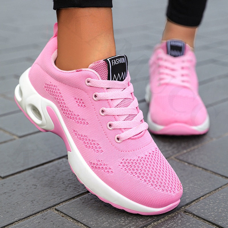 Vooraanzicht lichtgewicht RunnyShoes™ dames sneakers, ademend en klaar voor hardlopen, fitness en dagelijks comfort.