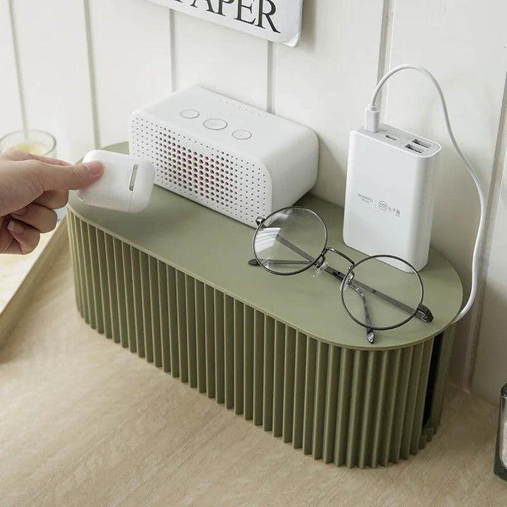 Efficiënte kabelmanagement box op een thuiskantoor bureau, creëert een nette werkplek zonder rommelige snoeren.