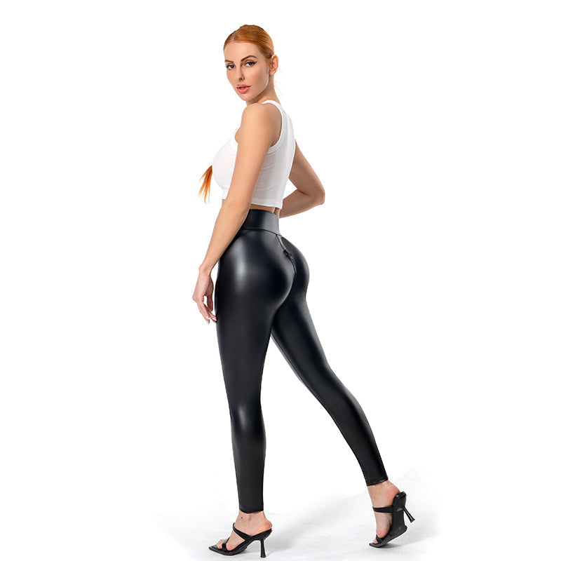 Zwarte mat leren damesbroek Lena, slimfit met ritssluiting achter. Trendy stretchbroek van imitatieleer.