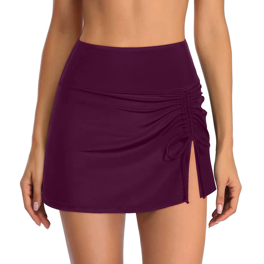 Detail van de zijopeningen op trendy Hoymans dames zwemshorts, een unieke eigenschap van deze zwemkleding.