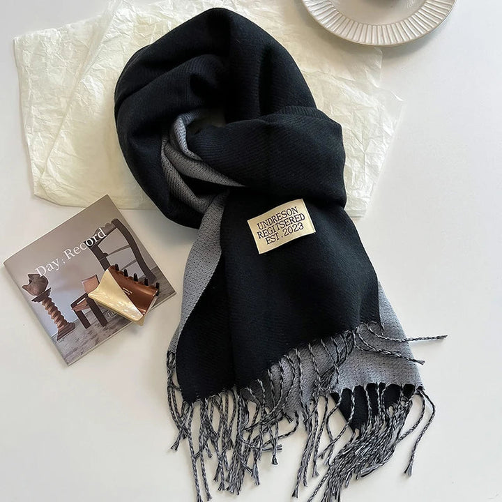 Stijlvolle zwarte unisex sjaal van kasjmier blend. Zacht en warm, perfect voor winterse dagen en diverse outfits.