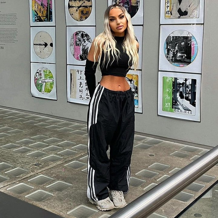 Losse pasvorm dames cargobroek met wijde pijpen, ideaal voor een trendy streetwear look.