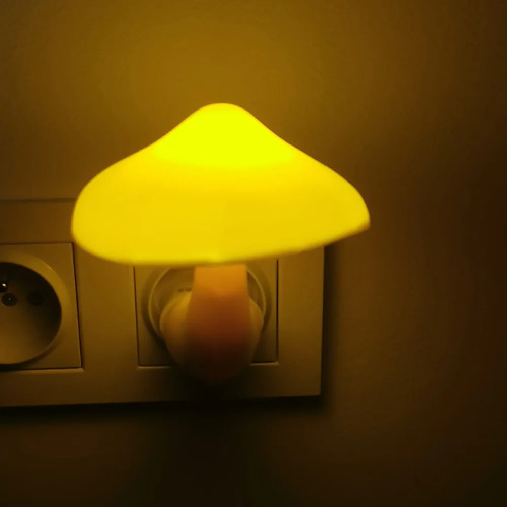 Energiebesparende LED paddenstoel nachtlamp met slimme lichtsensor, creëert rustige sfeer in kinder- of slaapkamer.