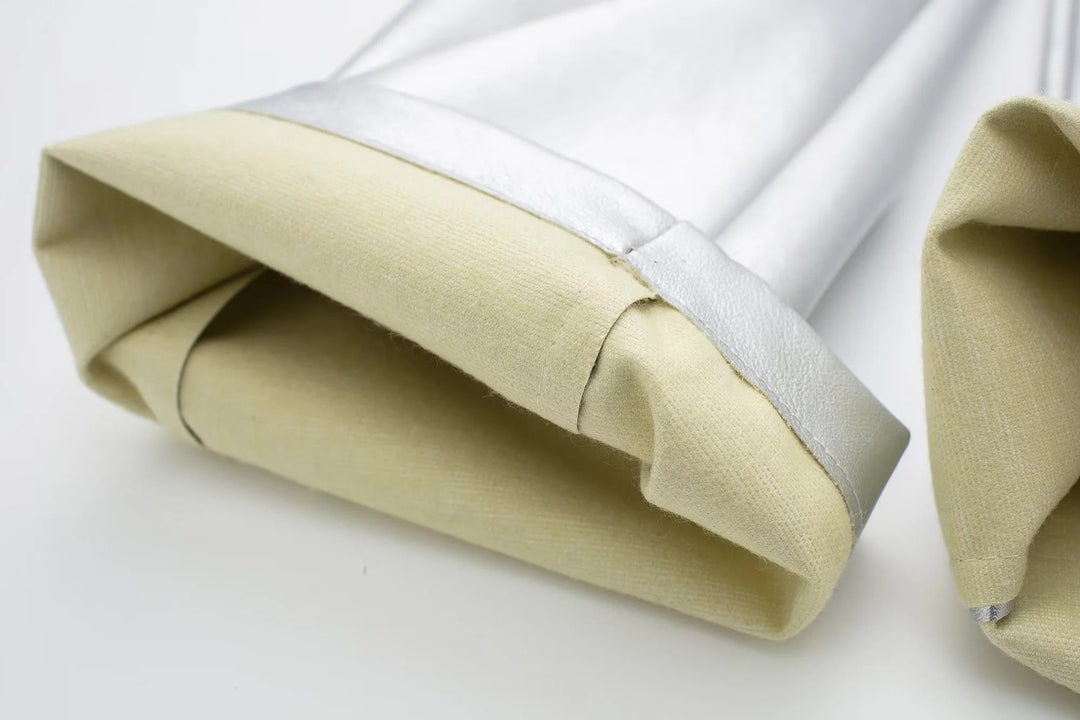 Glanzende metallic damesbroek met hoge taille en losse pasvorm. Trendy mode-item voor feesten.