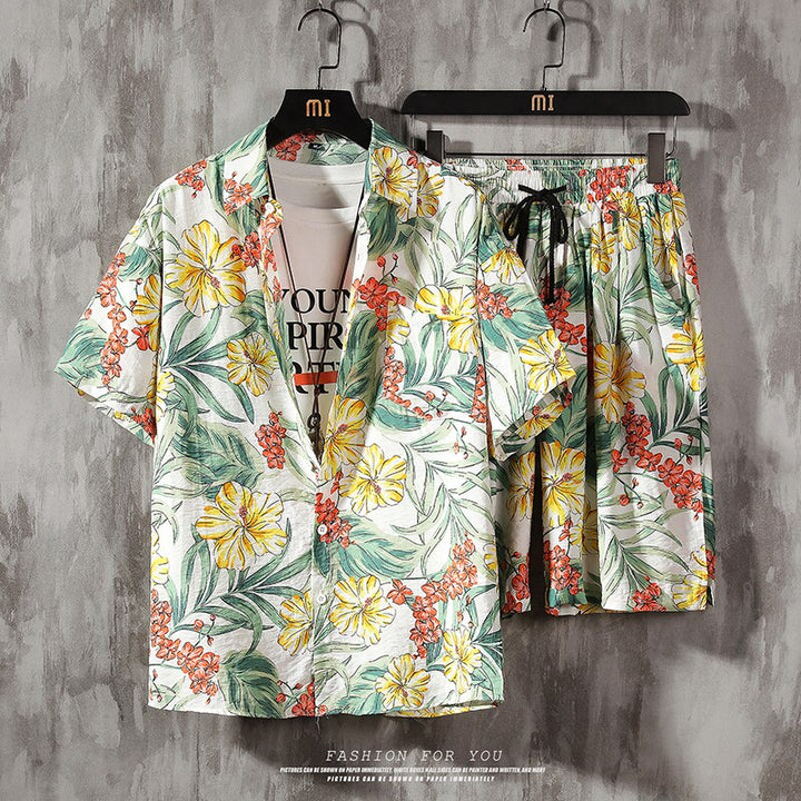 Zomerse heren outfit, ideaal voor warme dagen. Kleurrijk, ademend T-shirt en bijpassende shorts.