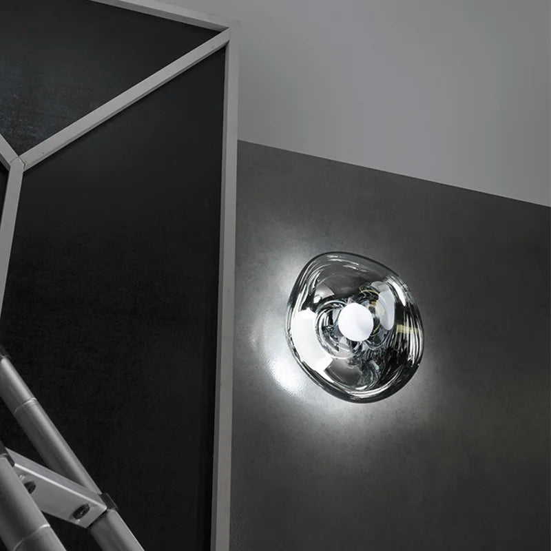 Trendy moderne wandlamp, Scandinavisch minimalistisch met organische lavatextuur, sfeervol design.