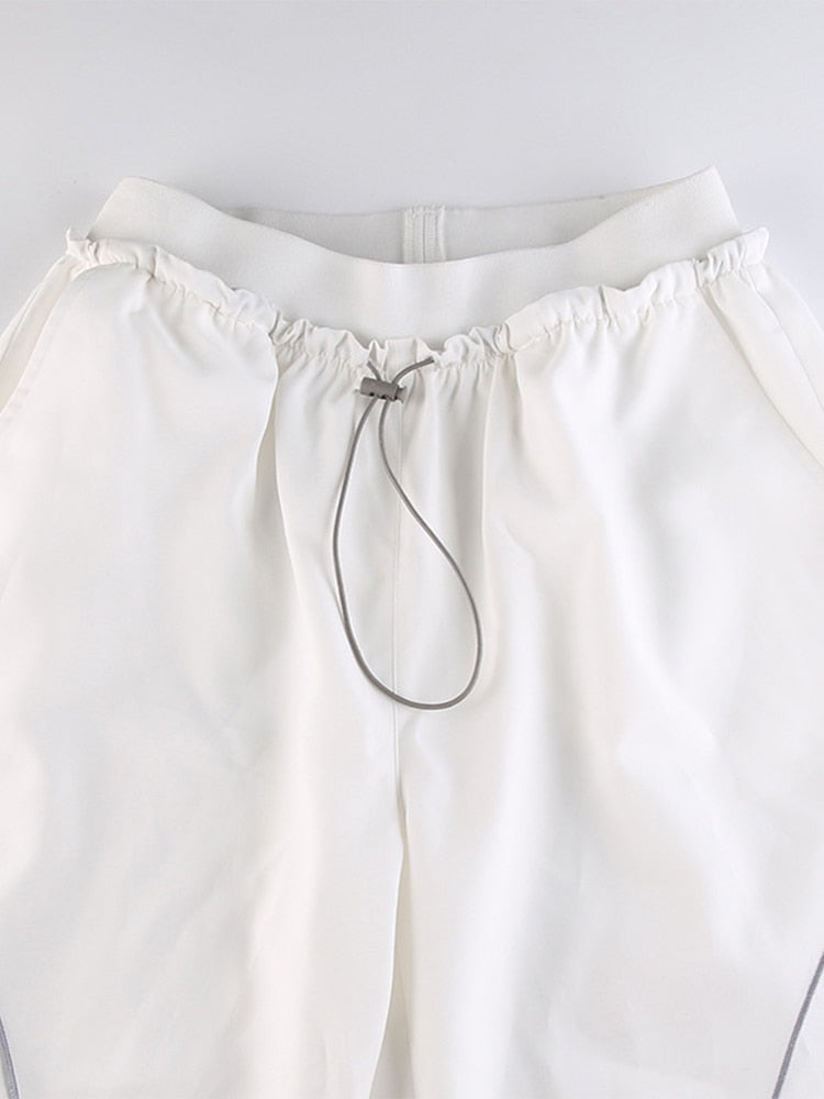 Comfortabele dames baggy broek in wit, ontworpen voor de moderne streetwear stijl.