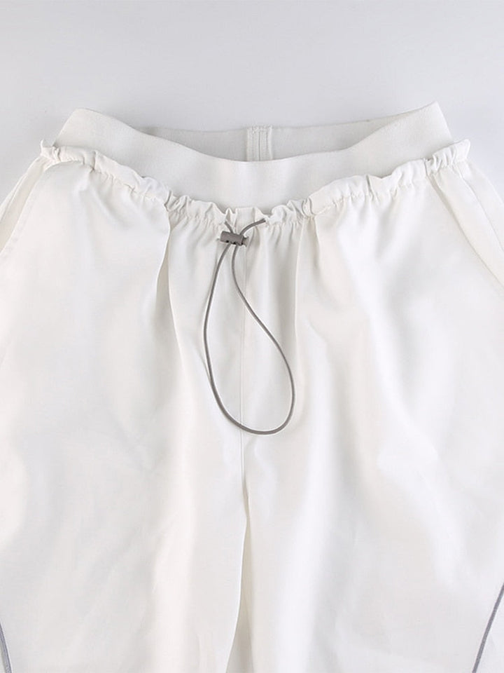Comfortabele dames baggy broek in wit, ontworpen voor de moderne streetwear stijl.