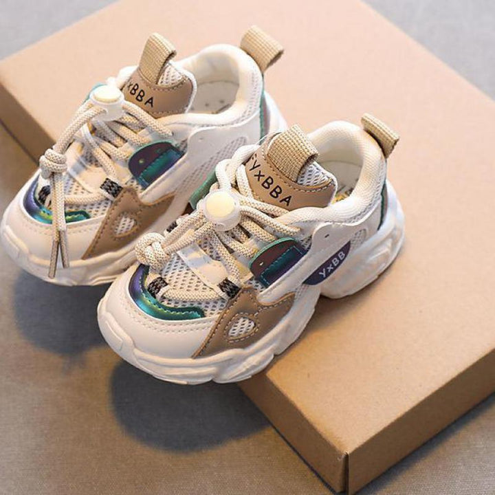 Close-up van trendy ShaqsSneaks kinder sneakers. Comfortabele kinderschoenen met ademend materiaal voor speelplezier.